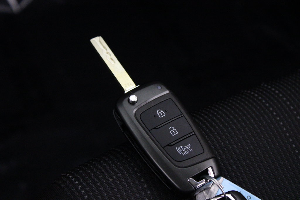Certified 2025 Hyundai Venue SE FWD image 28