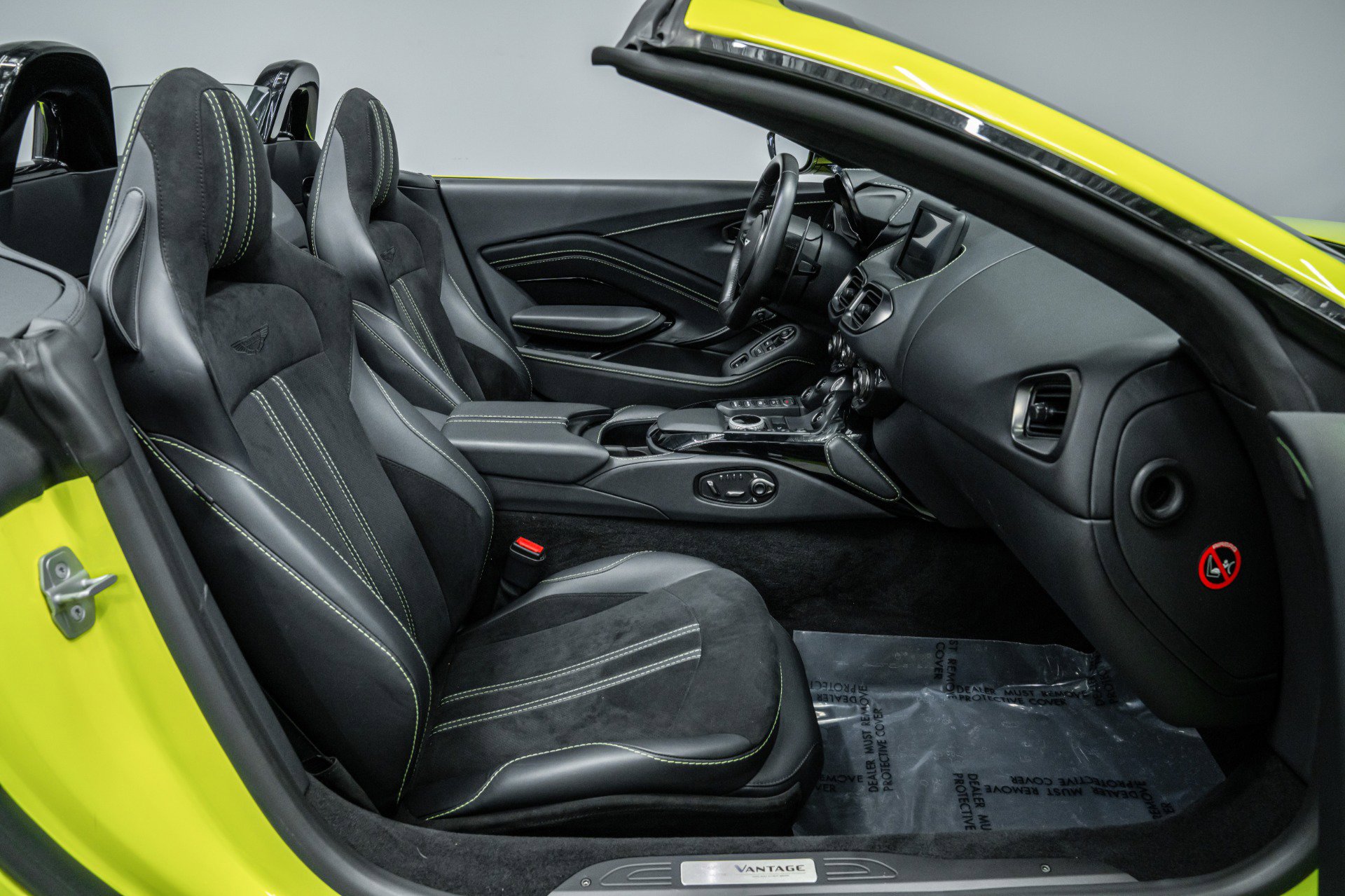 Used 2022 Aston Martin V8 Vantage Roadster RWD image 32