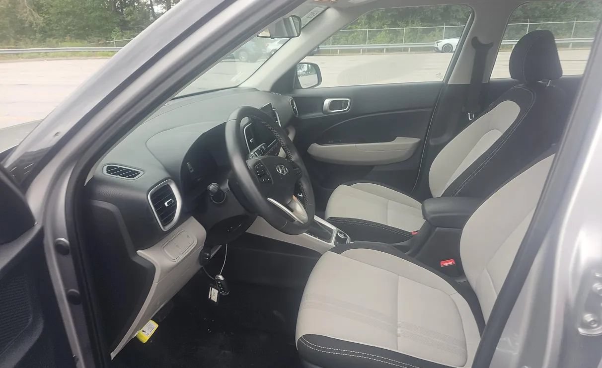 Used 2026 Hyundai Venue SEL FWD image 6