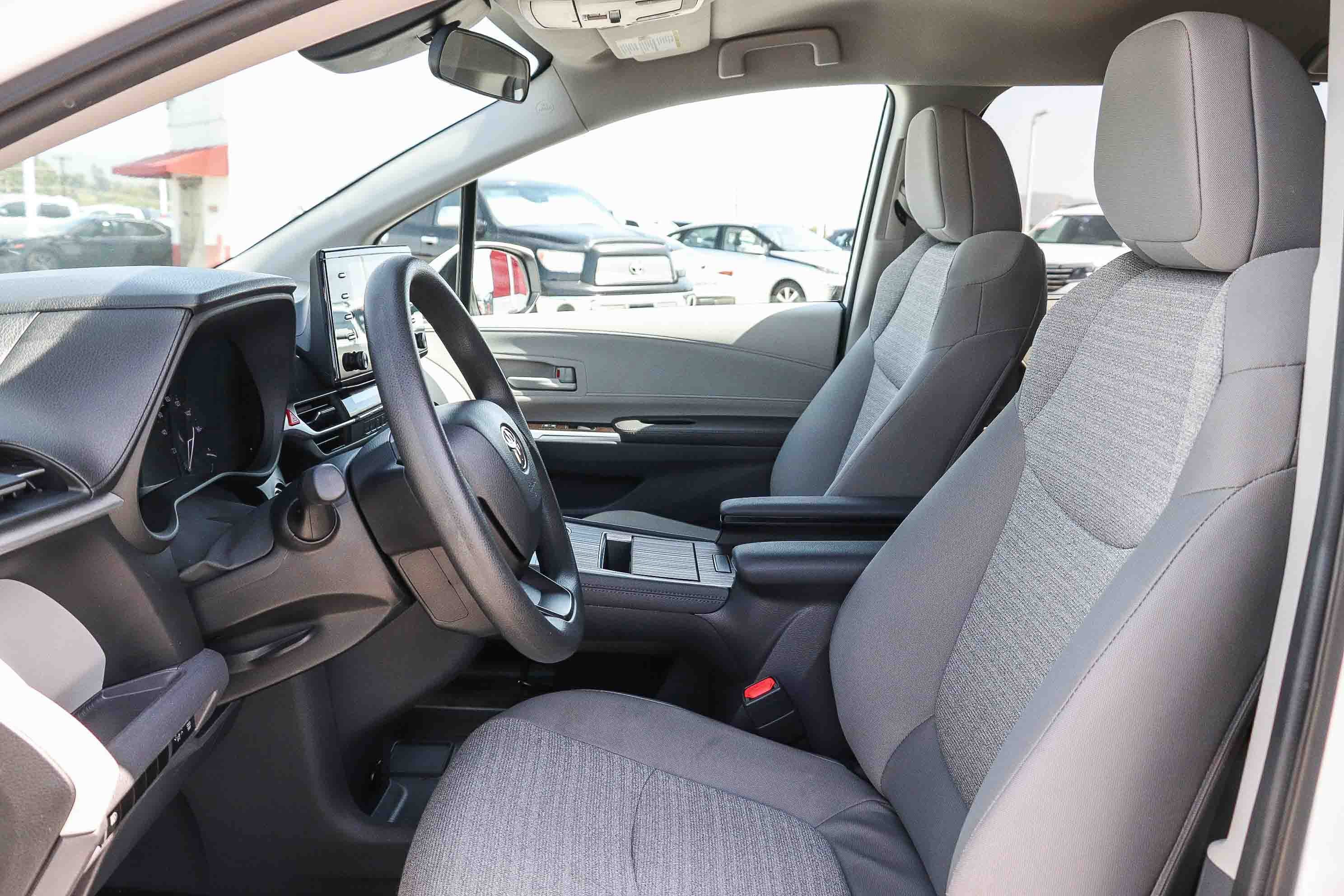 Used 2024 Toyota Sienna LE image 17