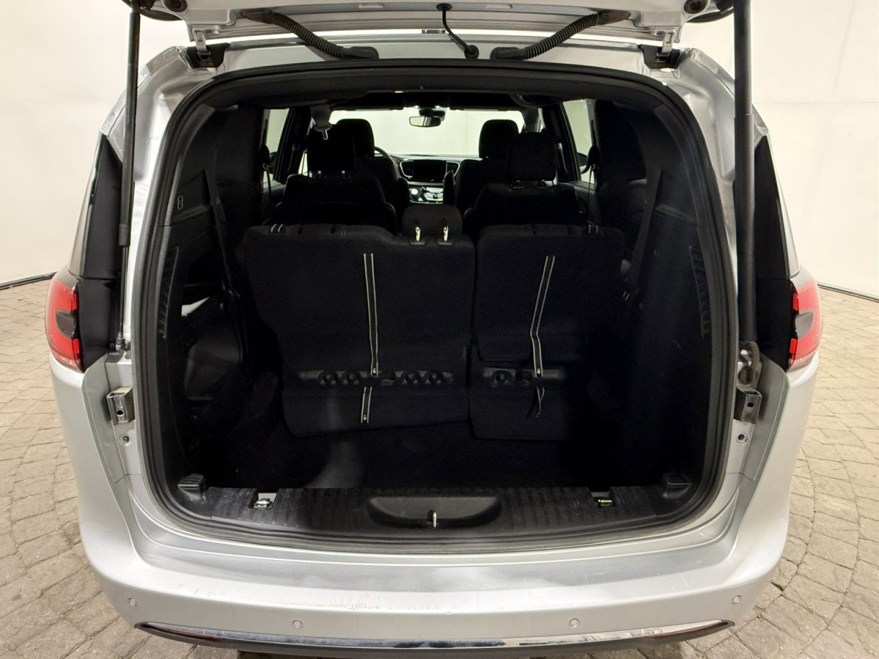 Used 2023 Chrysler Pacifica Touring image 7