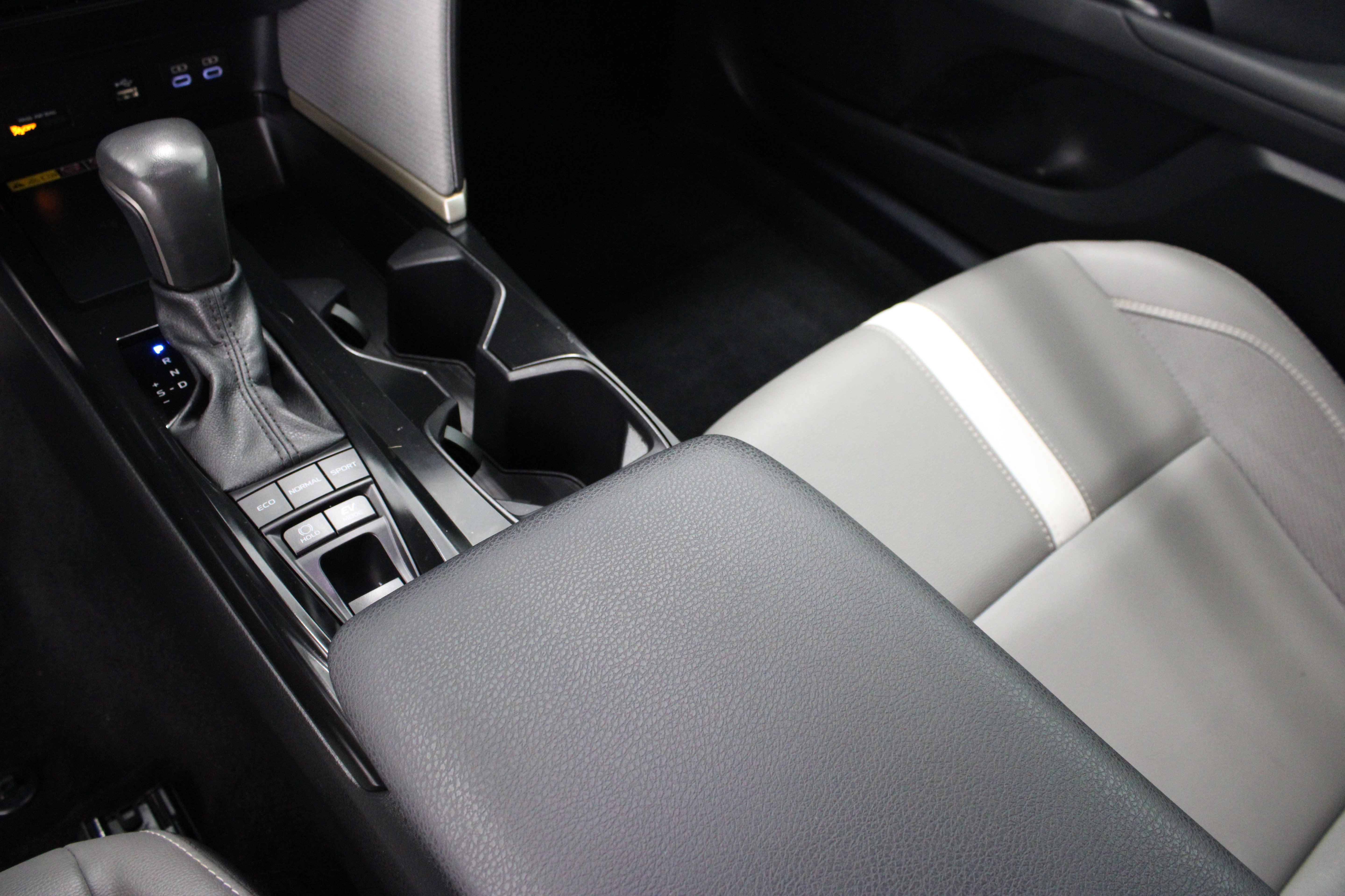 Used 2025 Toyota Camry SE w/ Multimedia Upgrade Package FWD image 17