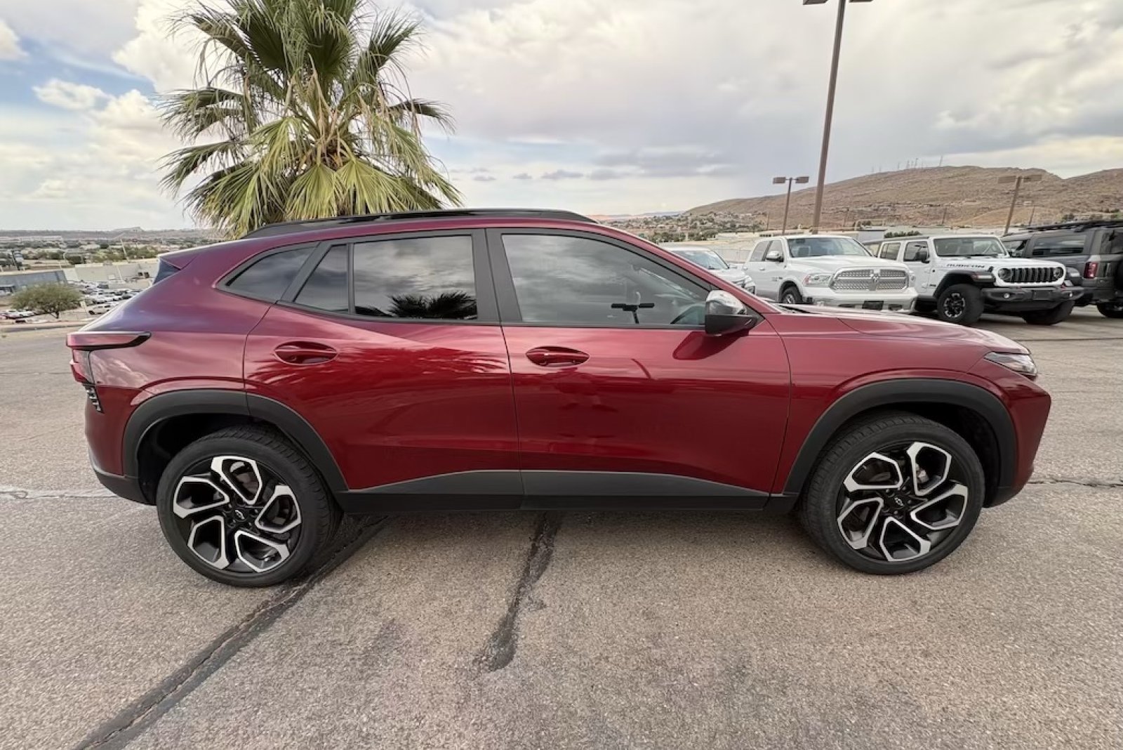 Used 2024 Chevrolet Trax RS w/ Sunroof Package FWD image 6