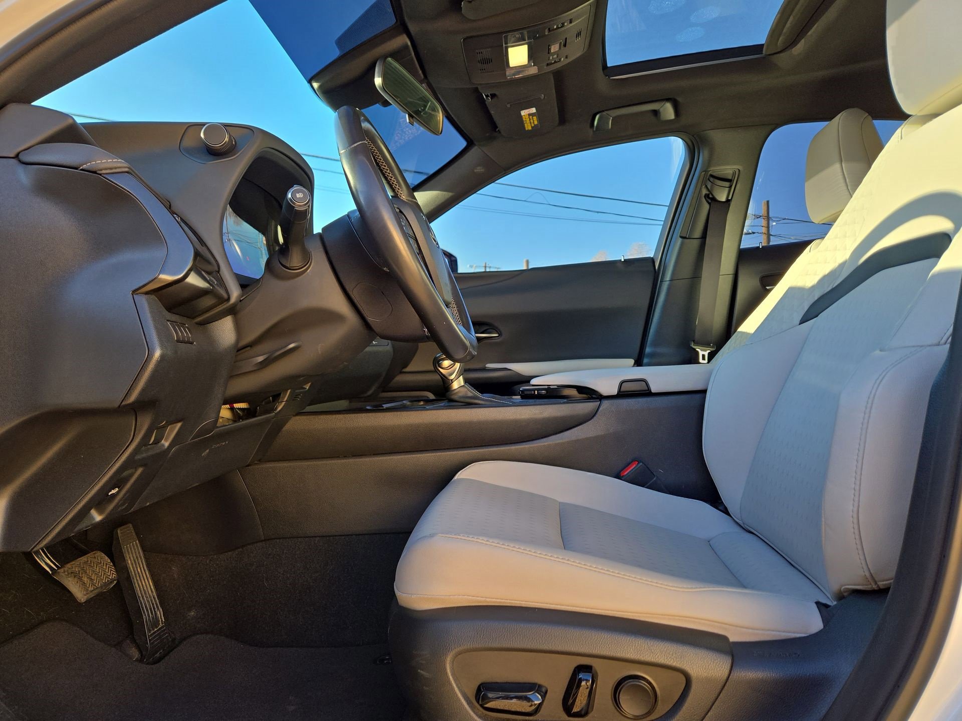 Used 2021 Lexus UX 250h w/ Accessory Package (Z2) image 16