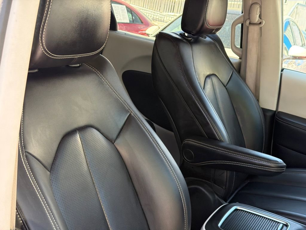 Used 2023 Chrysler Pacifica Touring-L FWD image 11