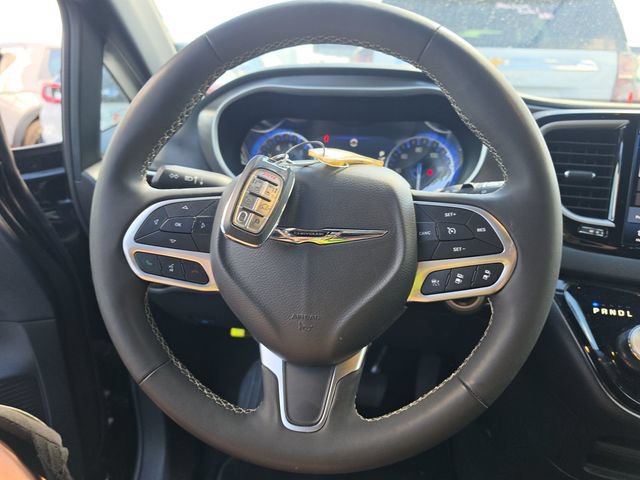 Used 2025 Chrysler Pacifica Select FWD image 8
