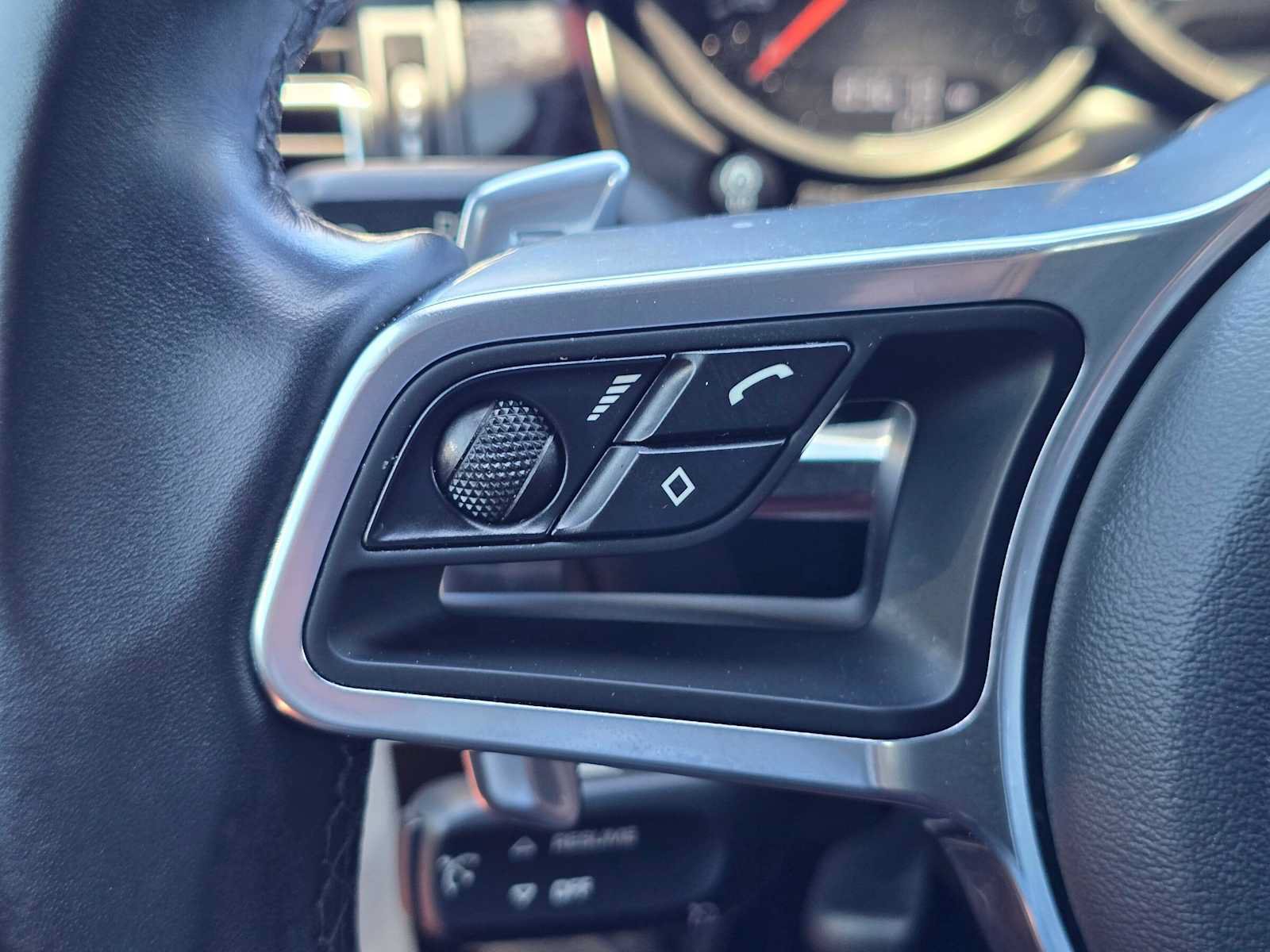 Used 2020 Porsche Macan AWD/4WD image 33