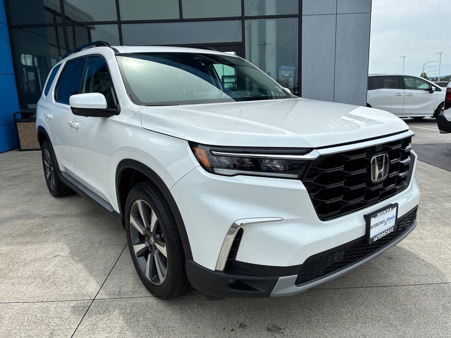 Used 2025 Honda Pilot Elite image 3