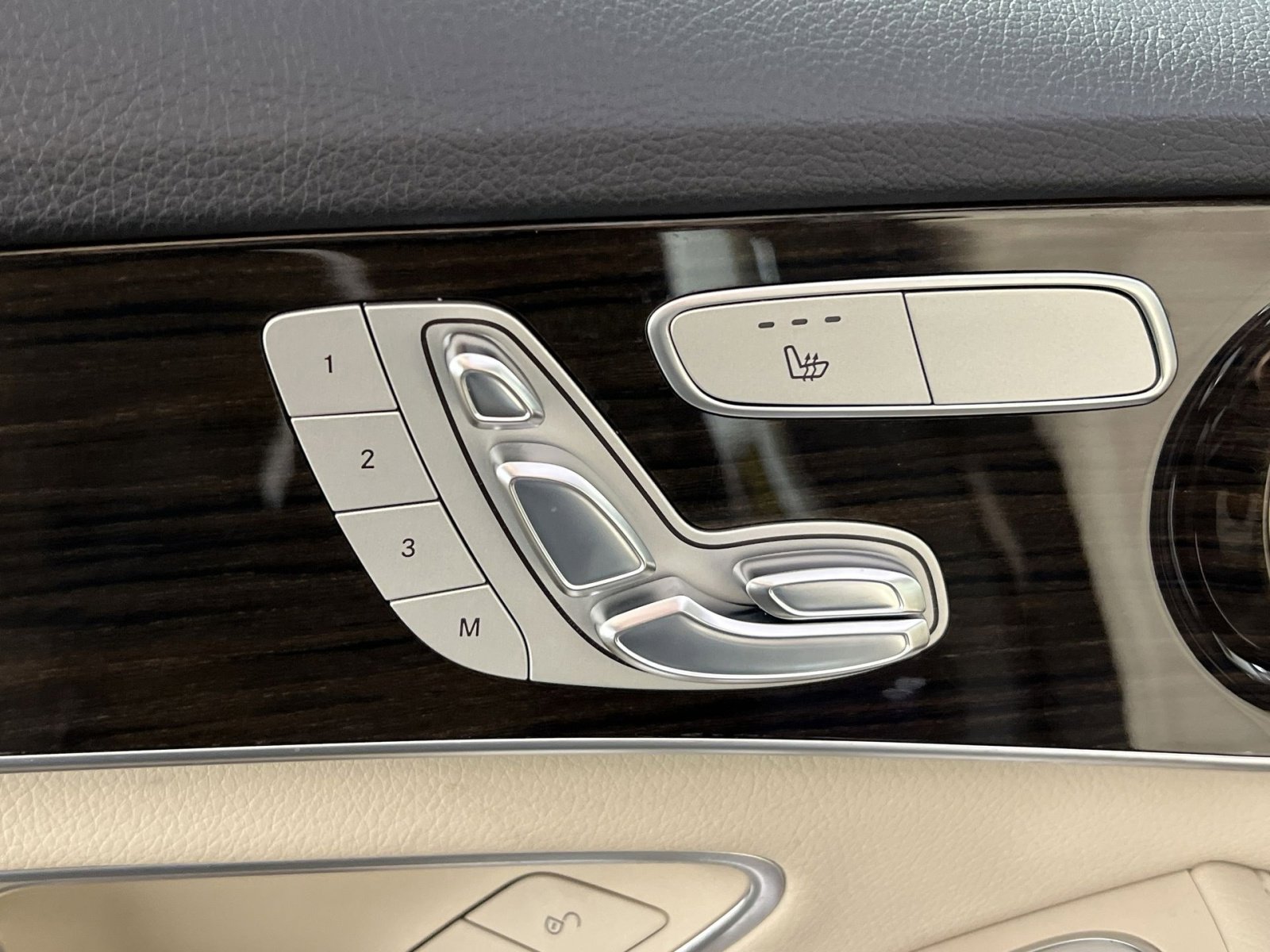 Used 2018 Mercedes-Benz C 300 4MATIC Sedan w/ Premium Package image 33