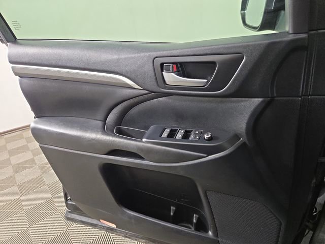 Used 2019 Toyota Highlander SE image 31
