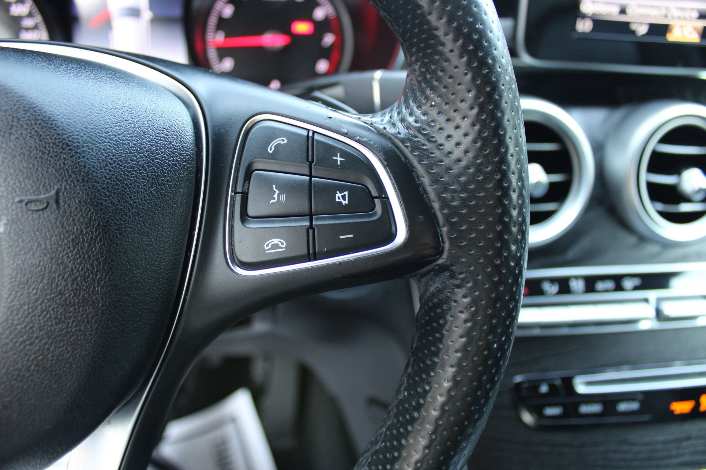 Used 2018 Mercedes-Benz GLC 300 4MATIC image 11