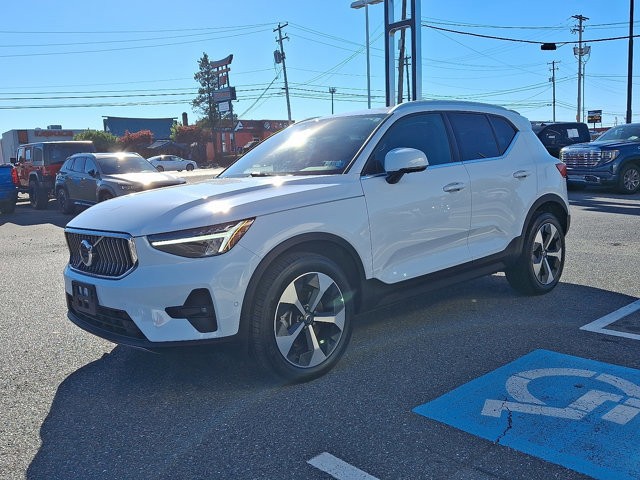 Used 2025 Volvo XC40 B5 Plus image 3