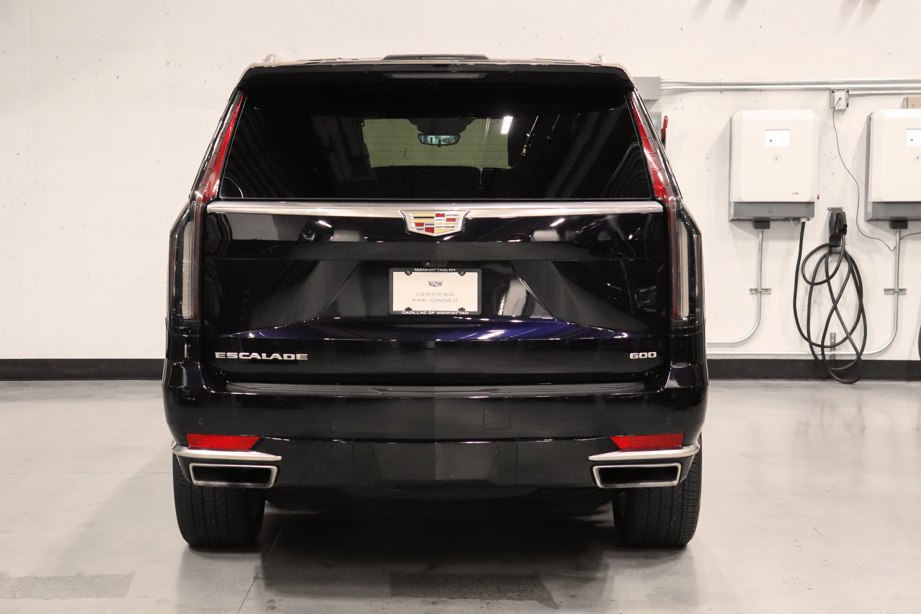 Used 2024 Cadillac Escalade Premium Luxury AWD/4WD image 4