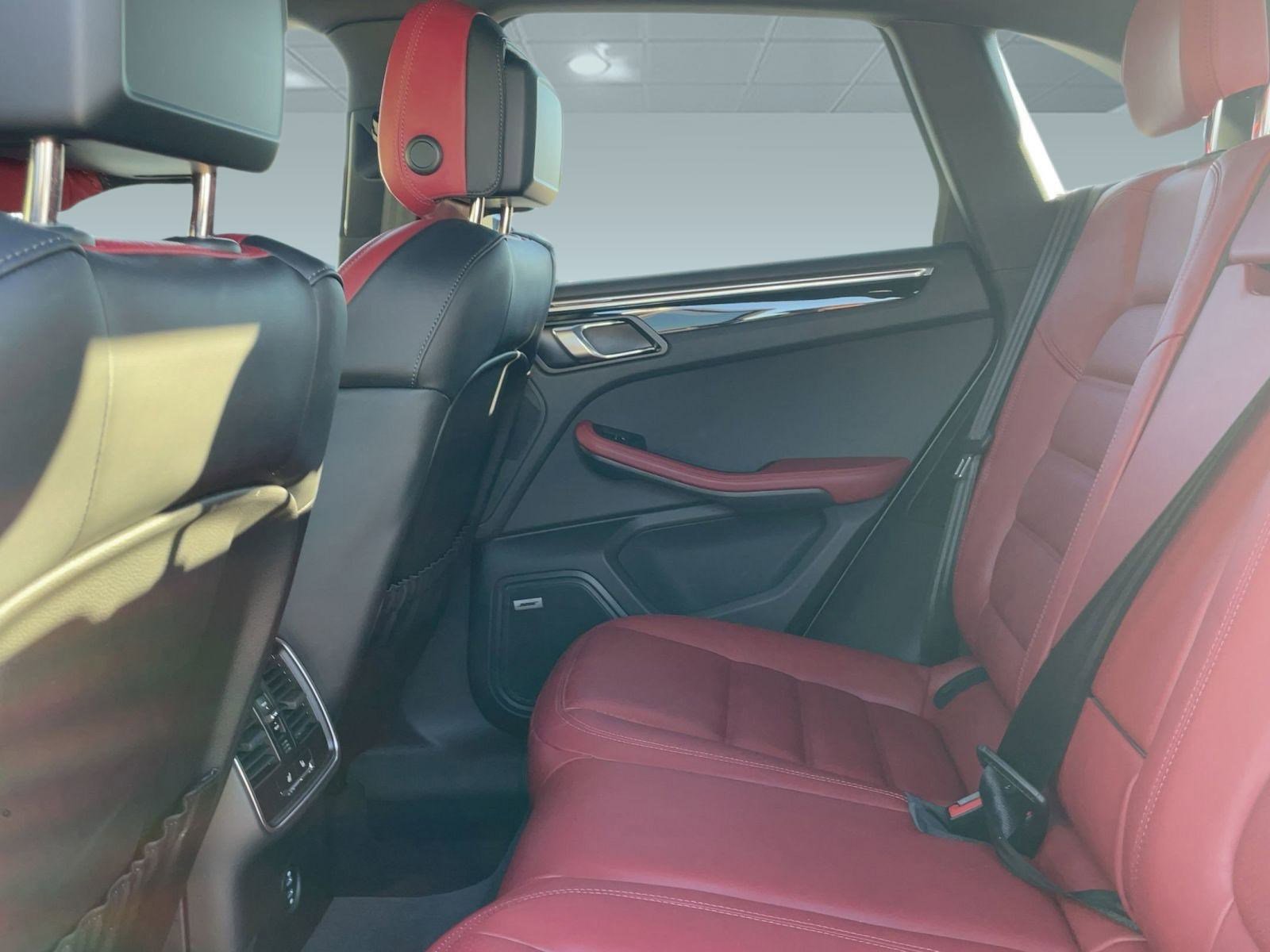 Used 2025 Porsche Macan image 27