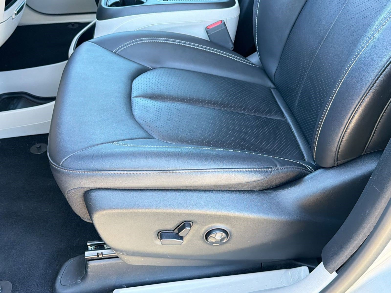 Certified 2024 Chrysler Pacifica Touring-L FWD image 14