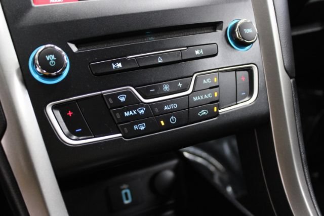 Used 2018 Ford Fusion SE FWD image 19