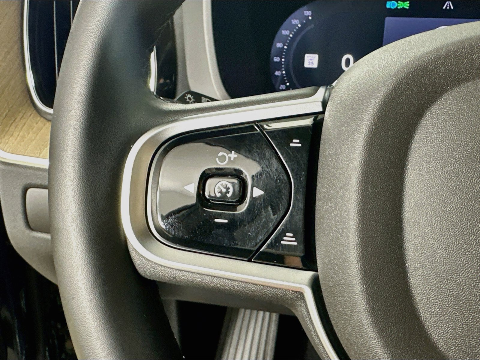 New 2026 Volvo XC60 B5 Plus w/ Protection Package Premier AWD/4WD image 18