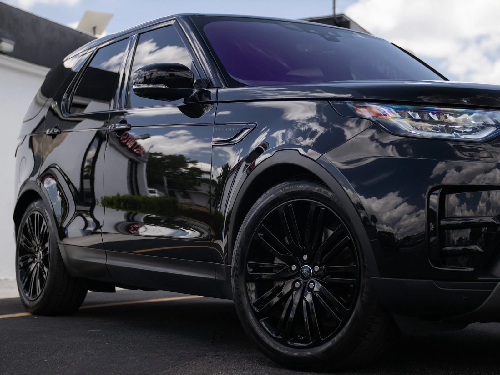 Used 2018 Land Rover Discovery HSE AWD/4WD image 3
