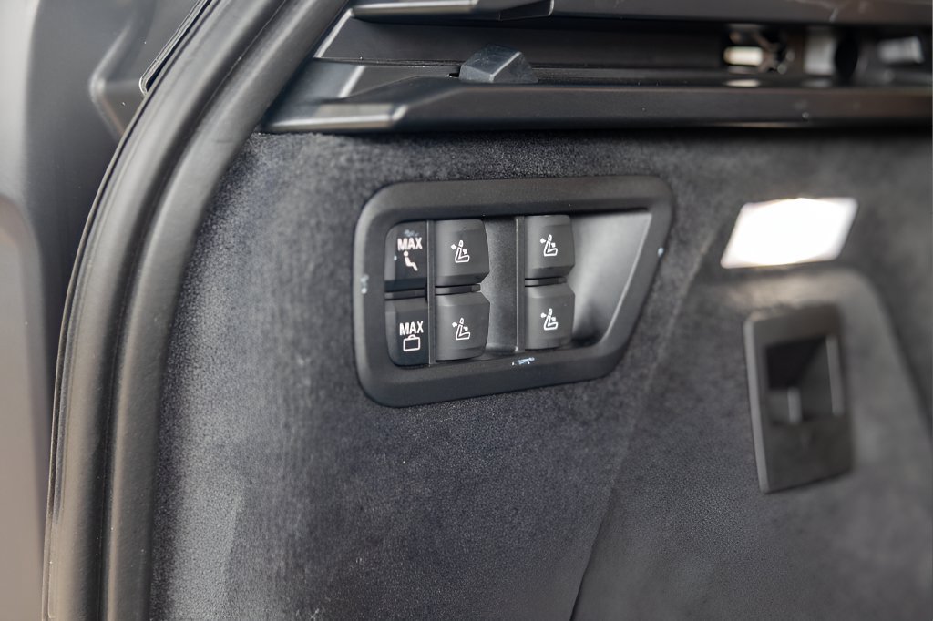 Used 2024 BMW X7 xDrive40i w/ M Sport Package AWD/4WD image 94