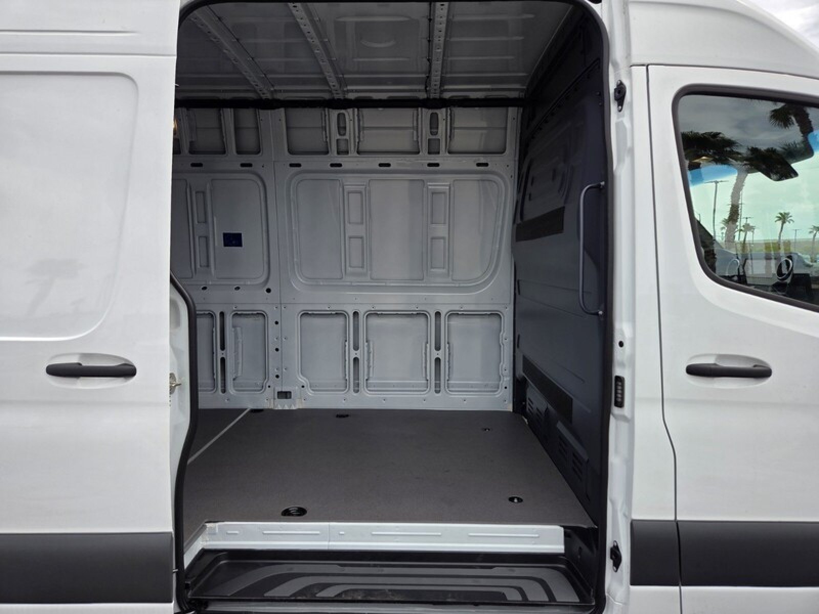 New 2025 Mercedes-Benz eSprinter 170 Cargo image 15