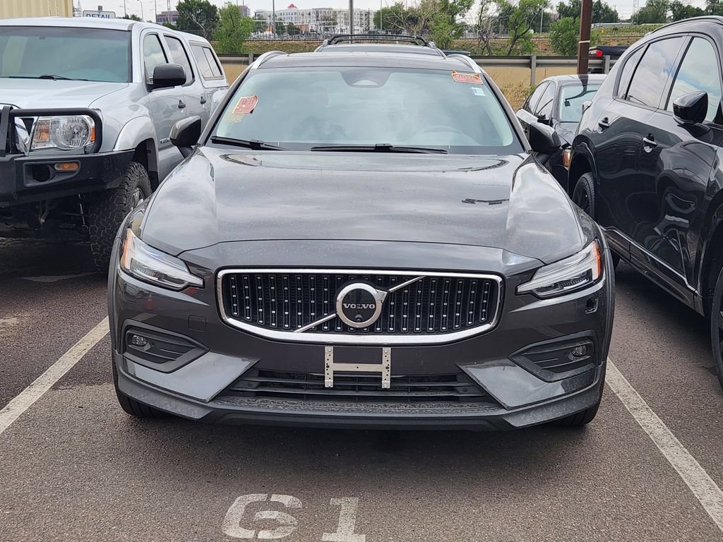 Used 2025 Volvo V60 B5 Cross Country Plus AWD/4WD image 3