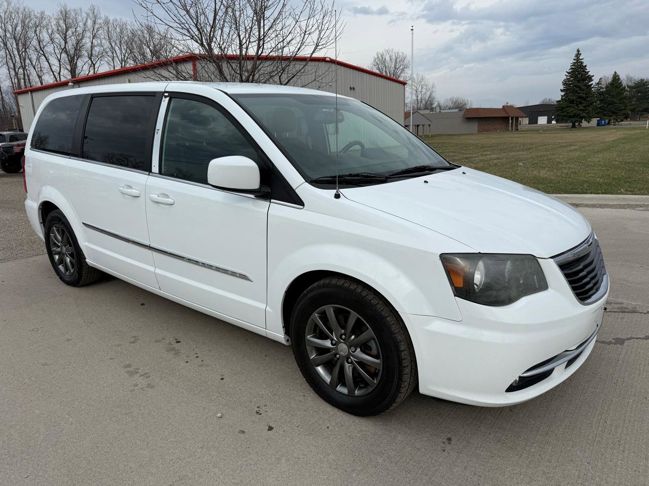 Used 2014 Chrysler Town & Country S FWD image 3