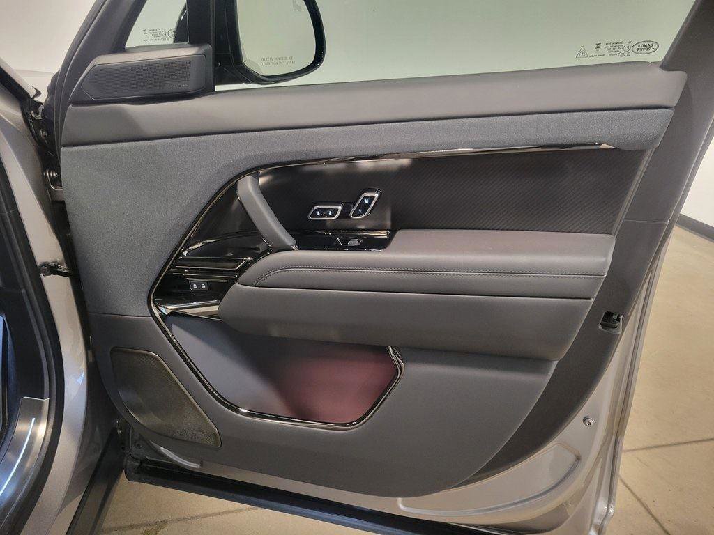 Used 2024 Land Rover Range Rover Sport image 25