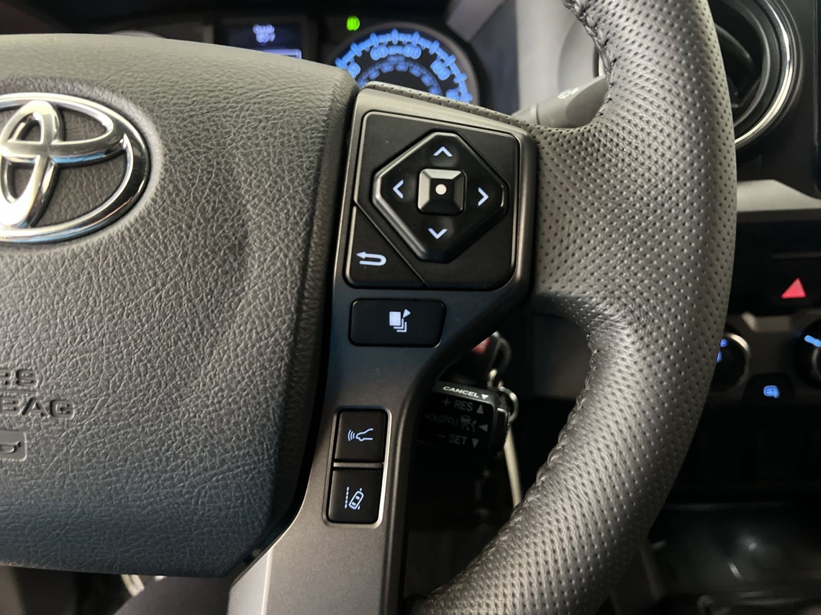 Used 2020 Toyota Tacoma TRD Sport AWD/4WD image 32