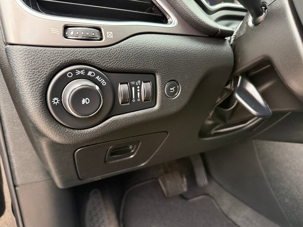 Used 2022 Jeep Cherokee Limited image 19