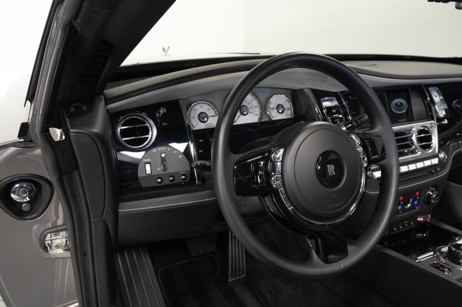 Used 2019 Rolls-Royce Dawn RWD image 25