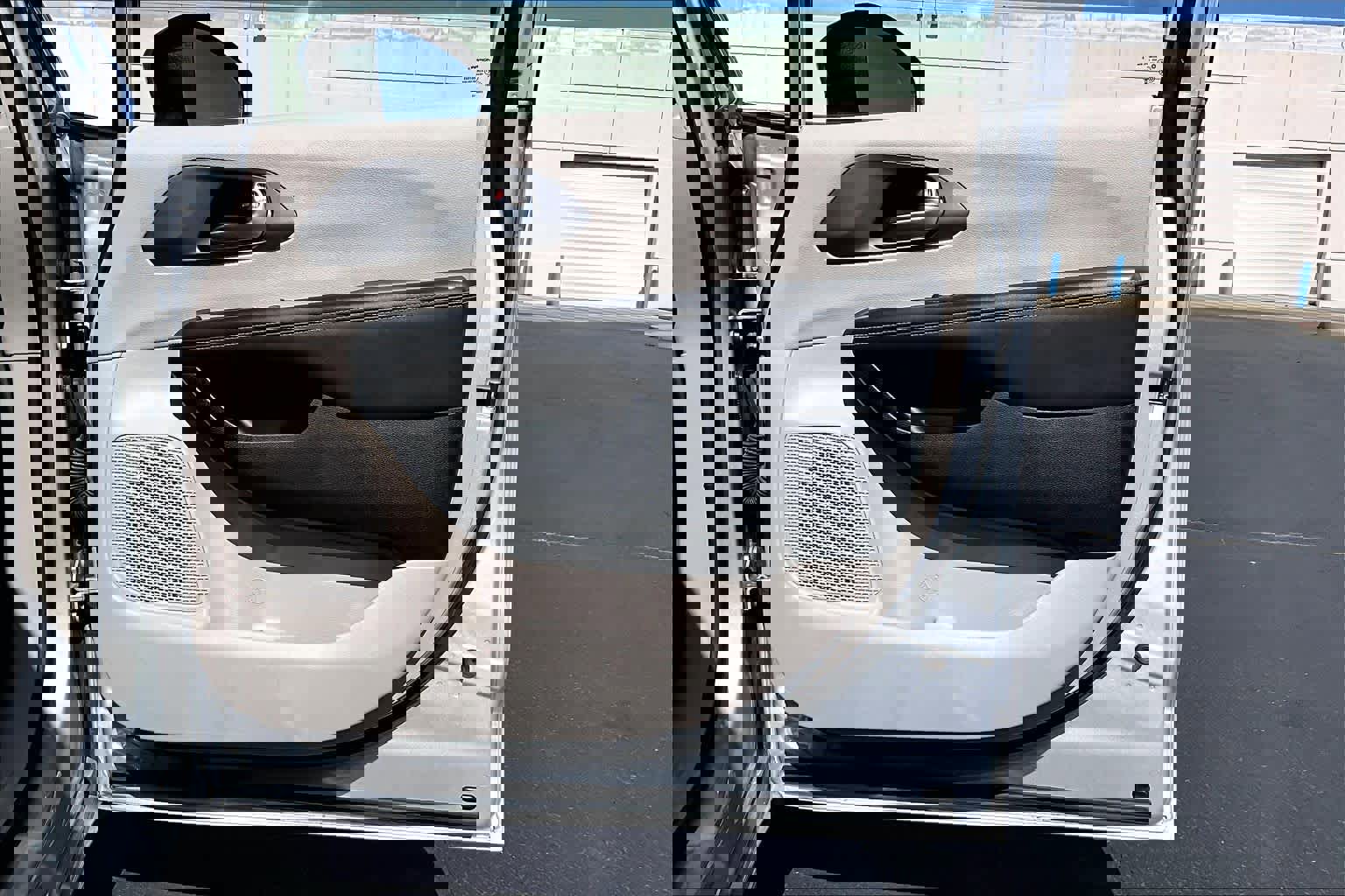 Used 2023 Chrysler Pacifica Touring-L image 26