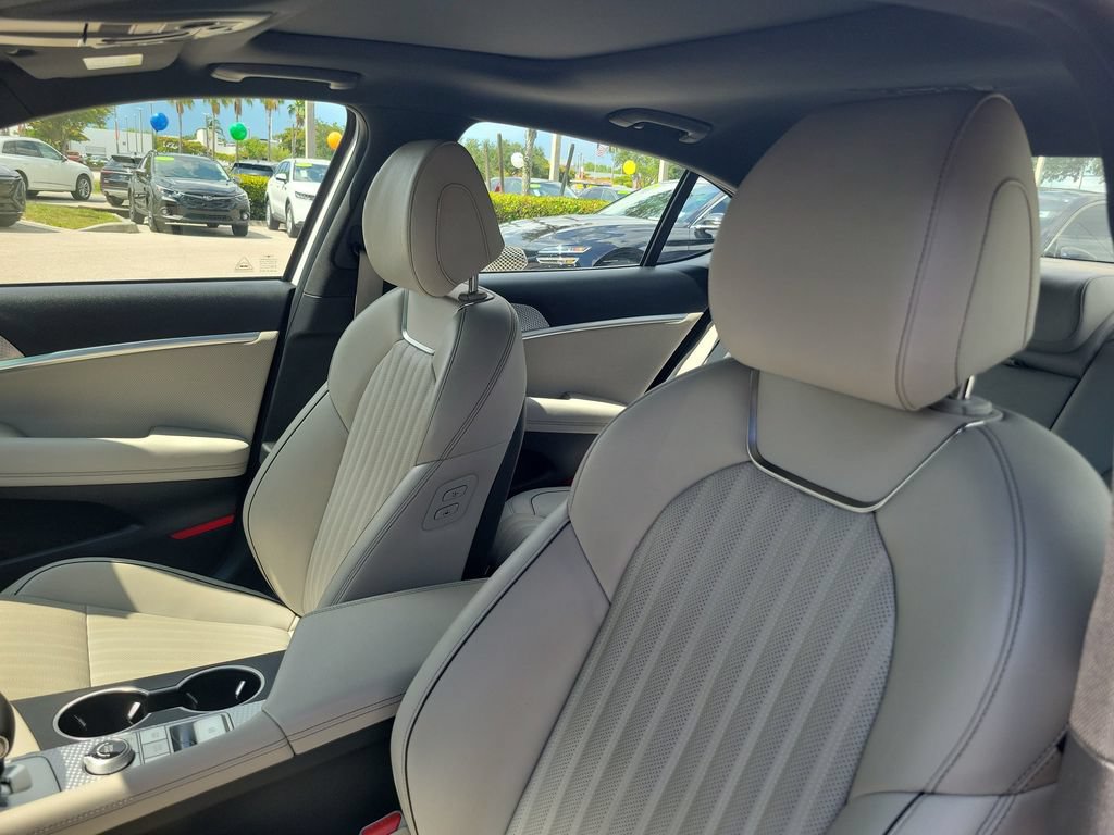 Certified 2023 Genesis G70 2.0T w/ Sport Prestige Package RWD image 17