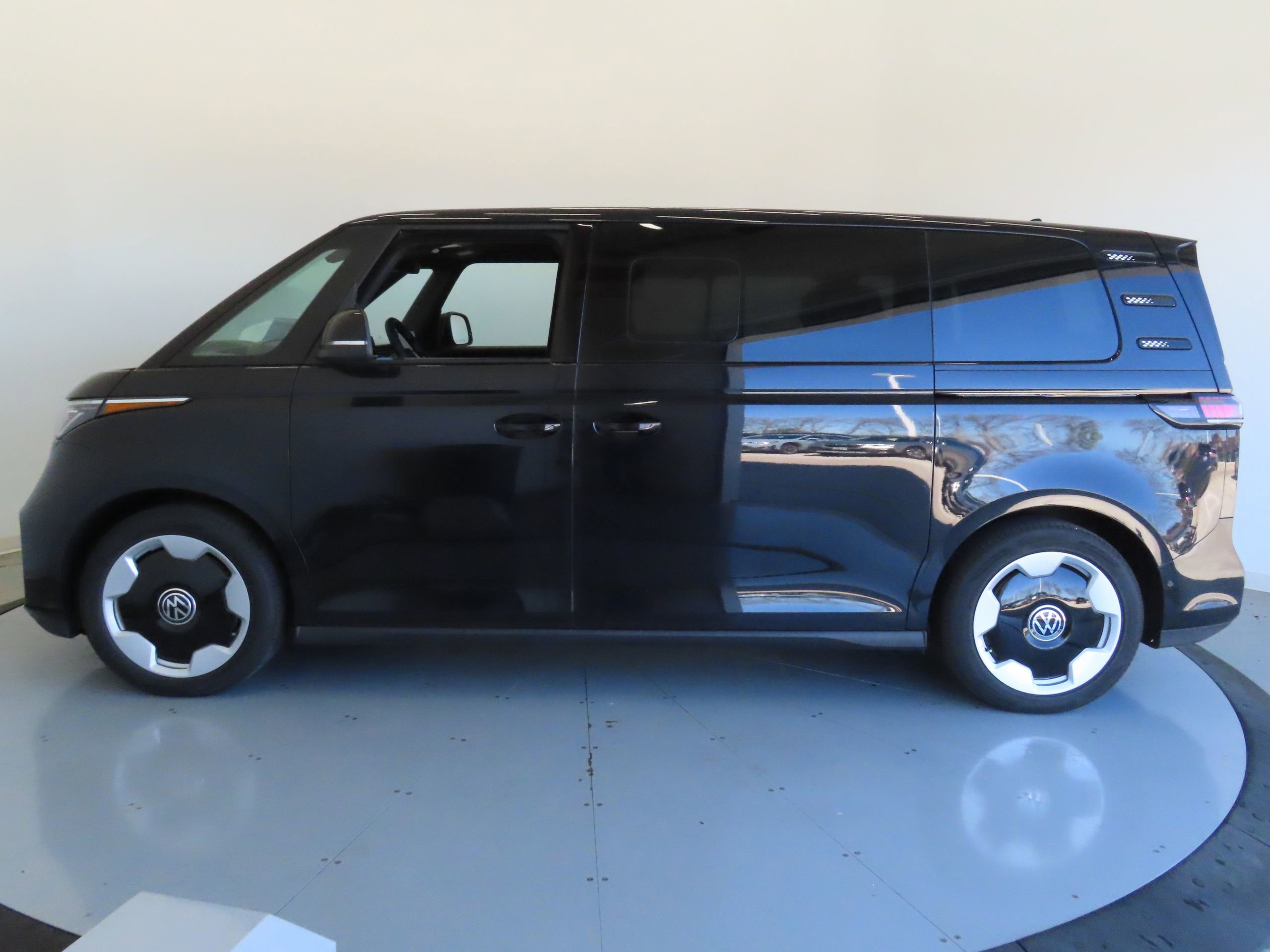 New 2025 Volkswagen ID. Buzz Pro S image 8