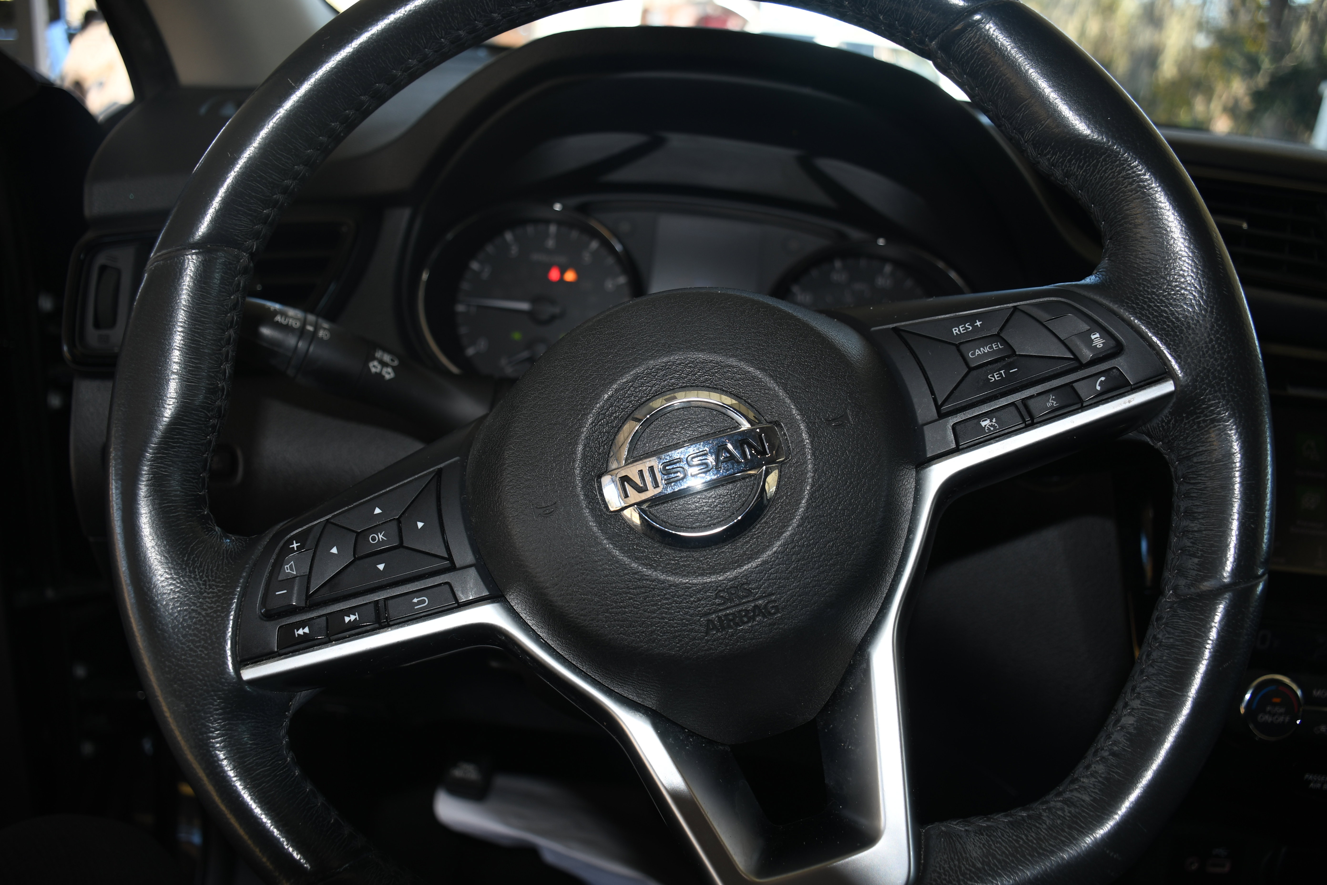 Used 2018 Nissan Rogue SV w/ Premium Package image 13