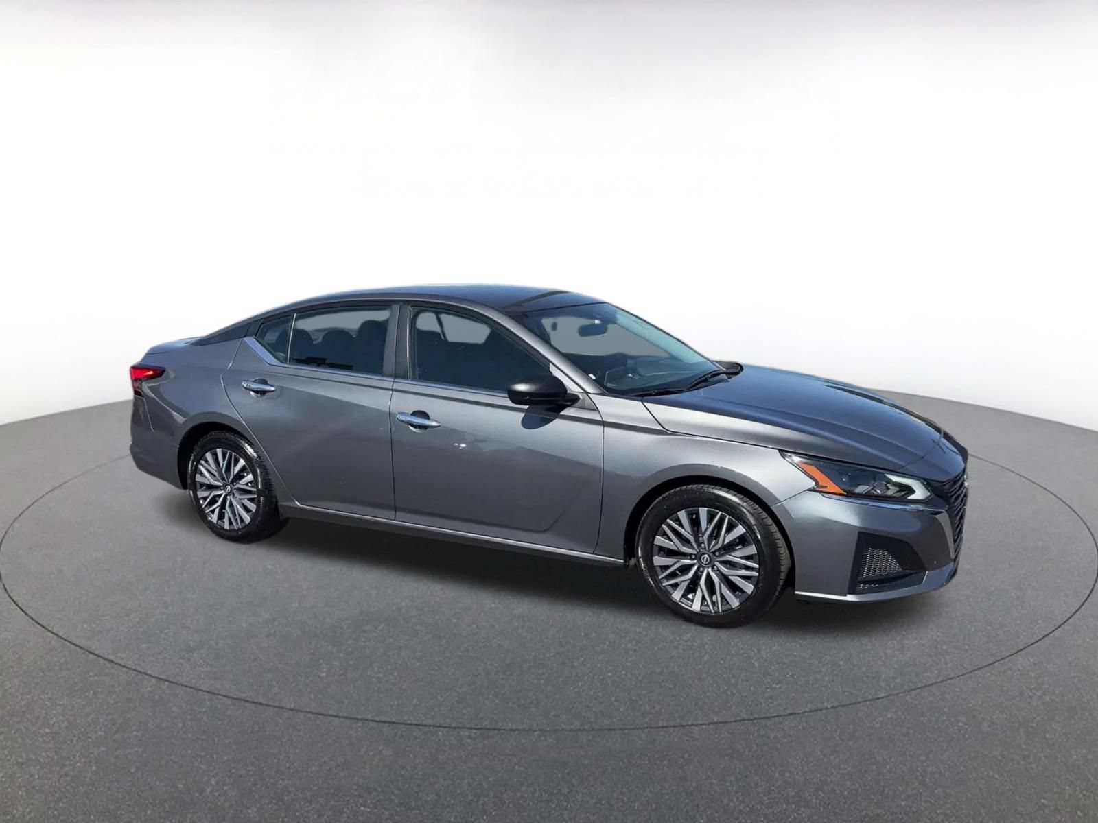 Used 2025 Nissan Altima 2.5 SV FWD image 2