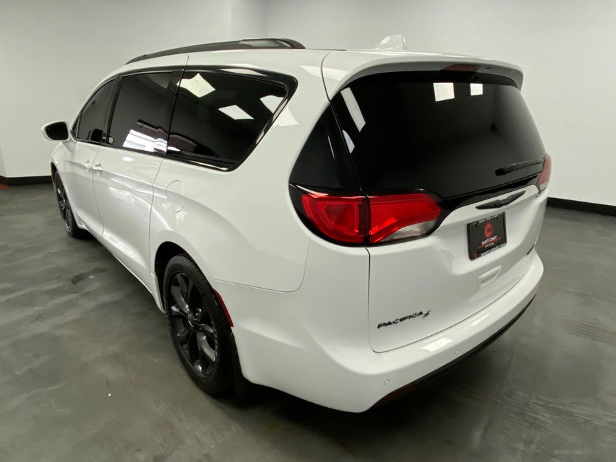 Used 2018 Chrysler Pacifica Limited w/ S Appearance Package FWD image 4