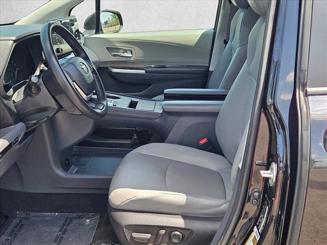 Used 2023 Toyota Sienna XLE FWD image 14