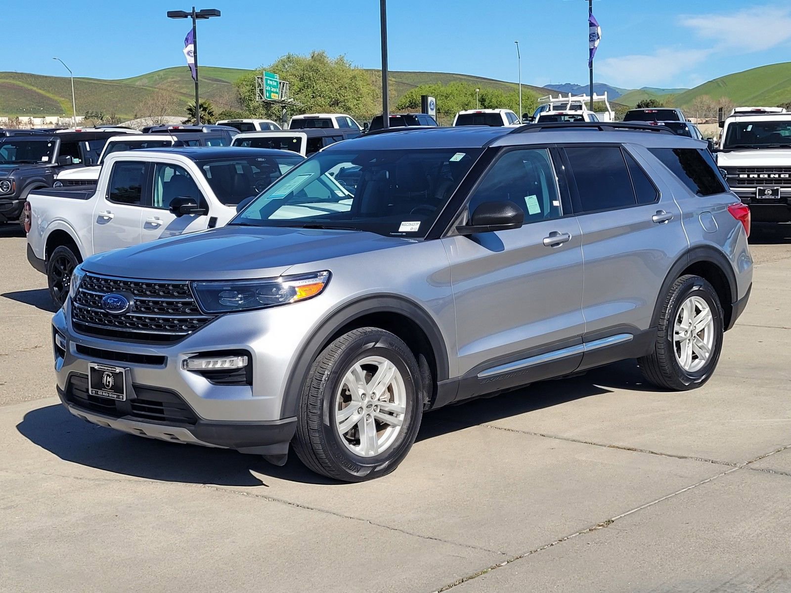 Used 2022 Ford Explorer XLT w/ Equipment Group 202A image 8