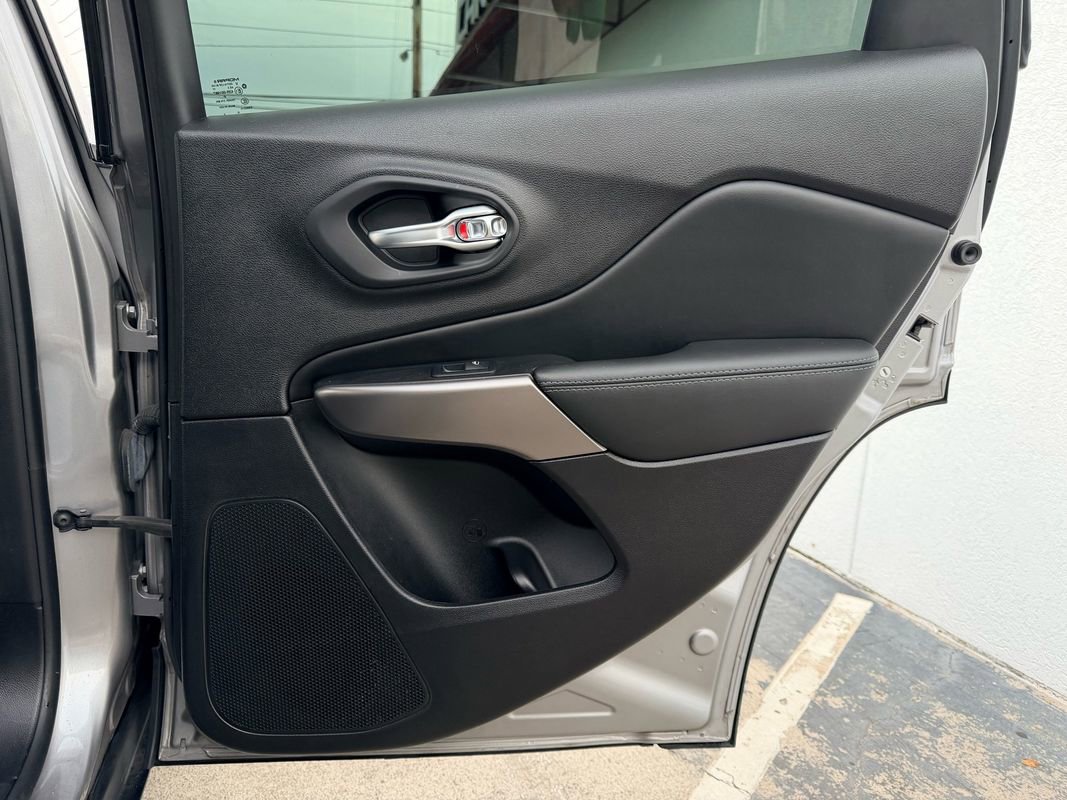 Used 2021 Jeep Cherokee Latitude Plus w/ Mopar Interior Package image 27