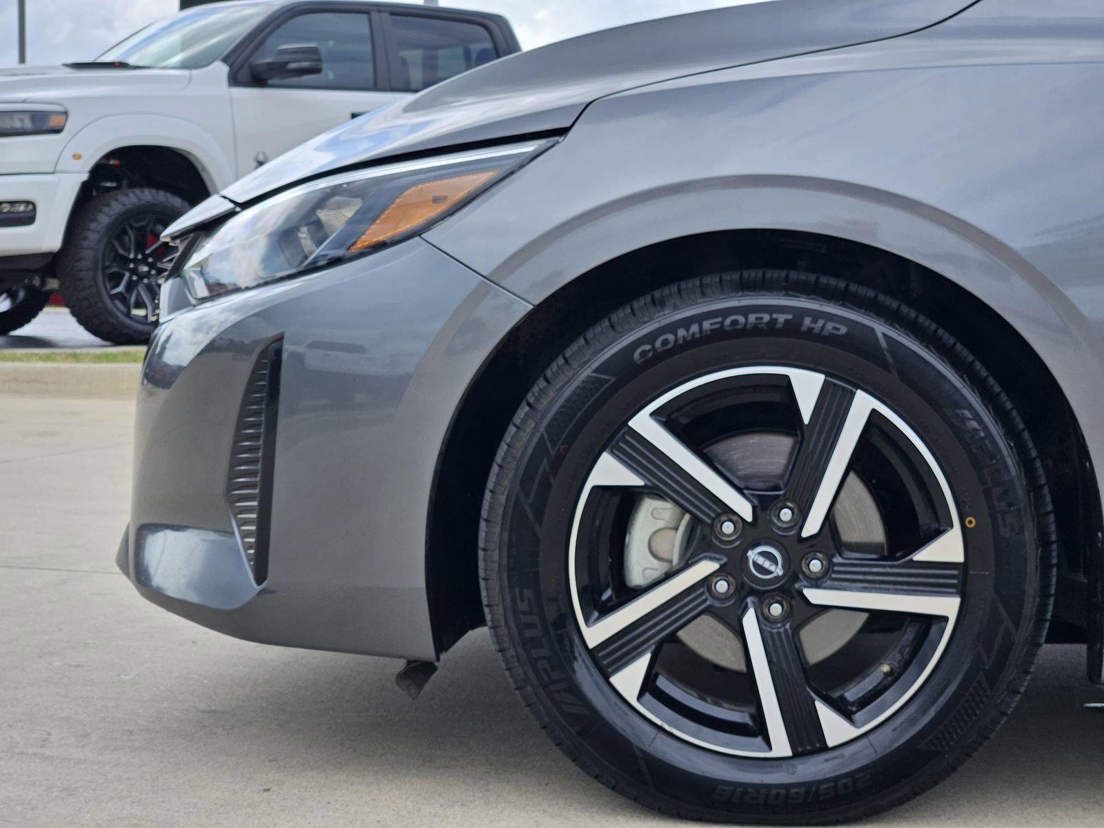 Used 2024 Nissan Sentra SV FWD image 11