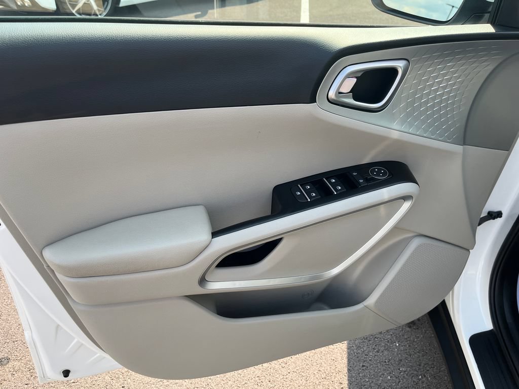 Used 2025 Kia Soul LX w/ LX Technology Package FWD image 13