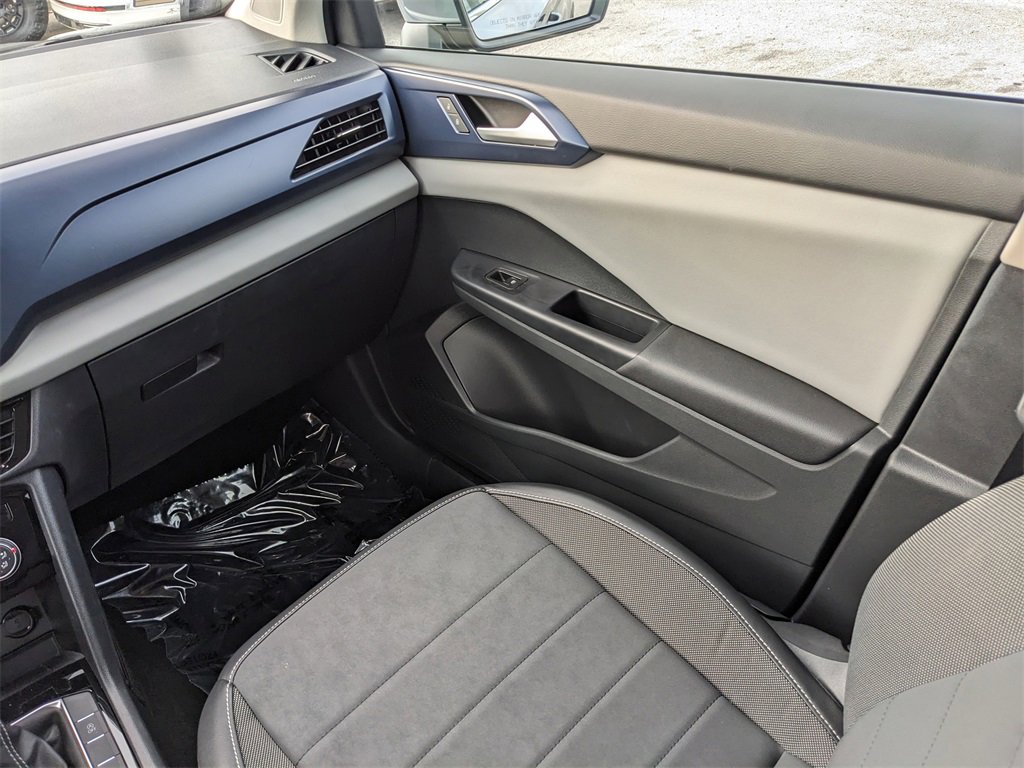 Certified 2023 Volkswagen Taos SE w/ Panoramic Sunroof Package image 18