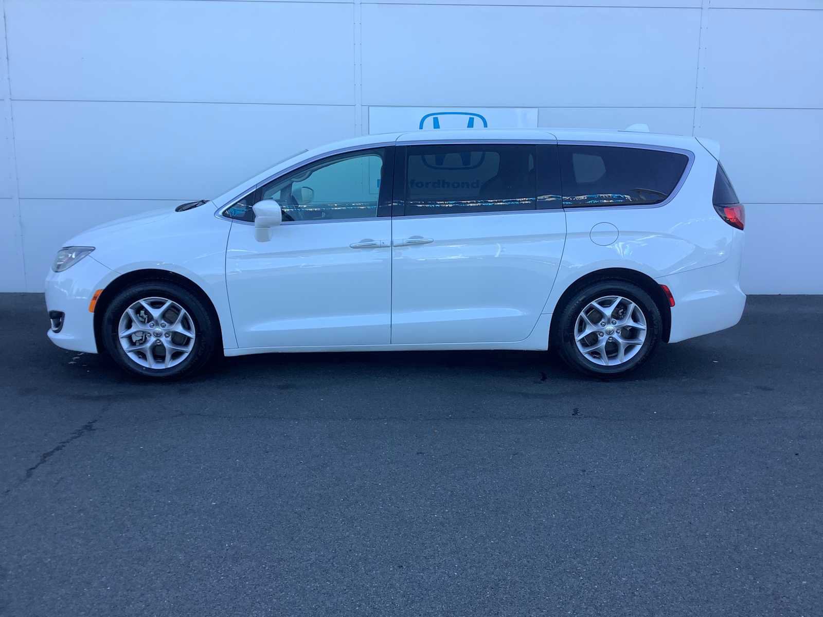 Used 2019 Chrysler Pacifica Touring Plus w/ Tire & Wheel Group FWD image 2