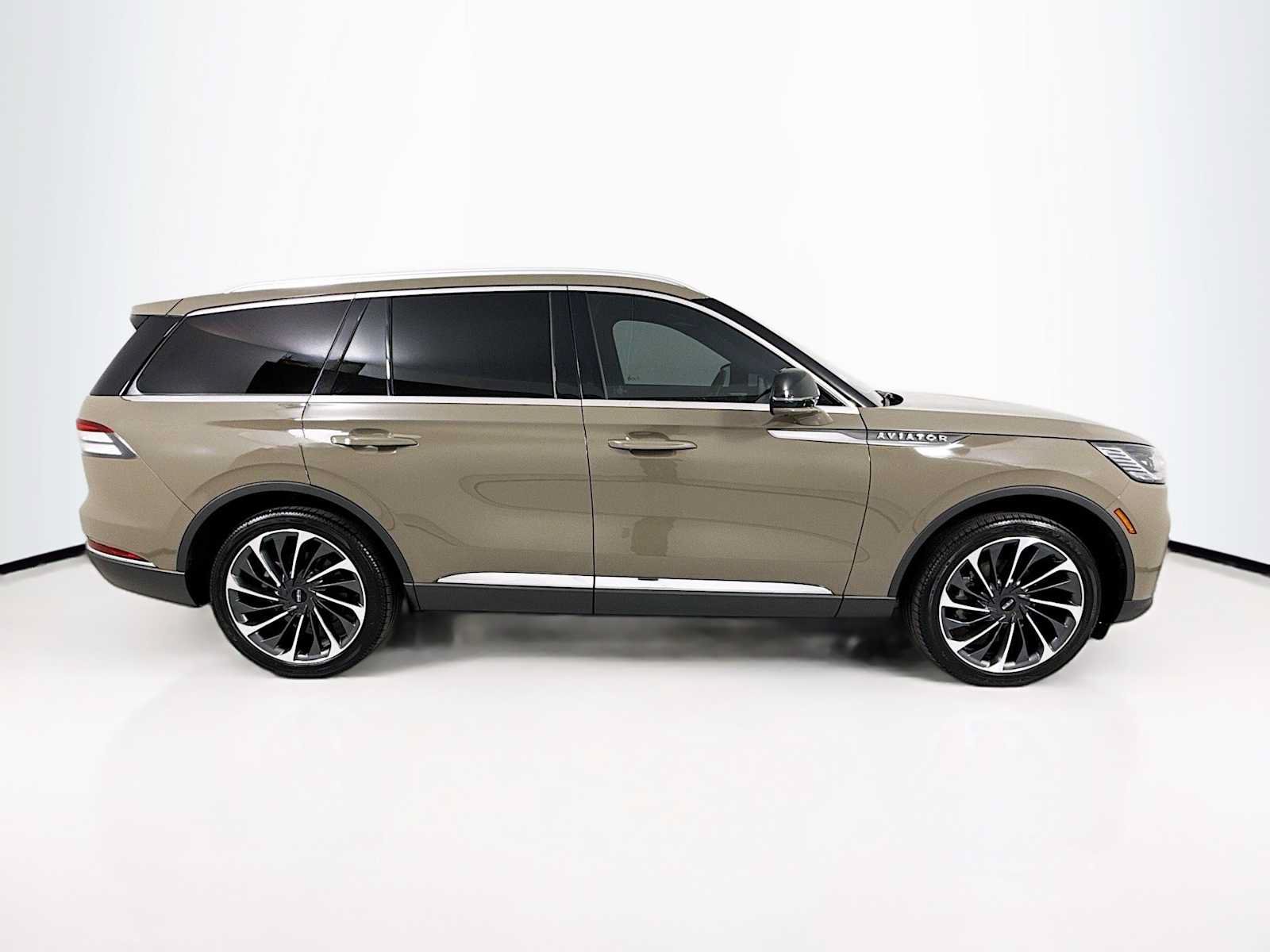 Used 2025 Lincoln Aviator Reserve w/ Equipment Group 201A AWD/4WD image 8