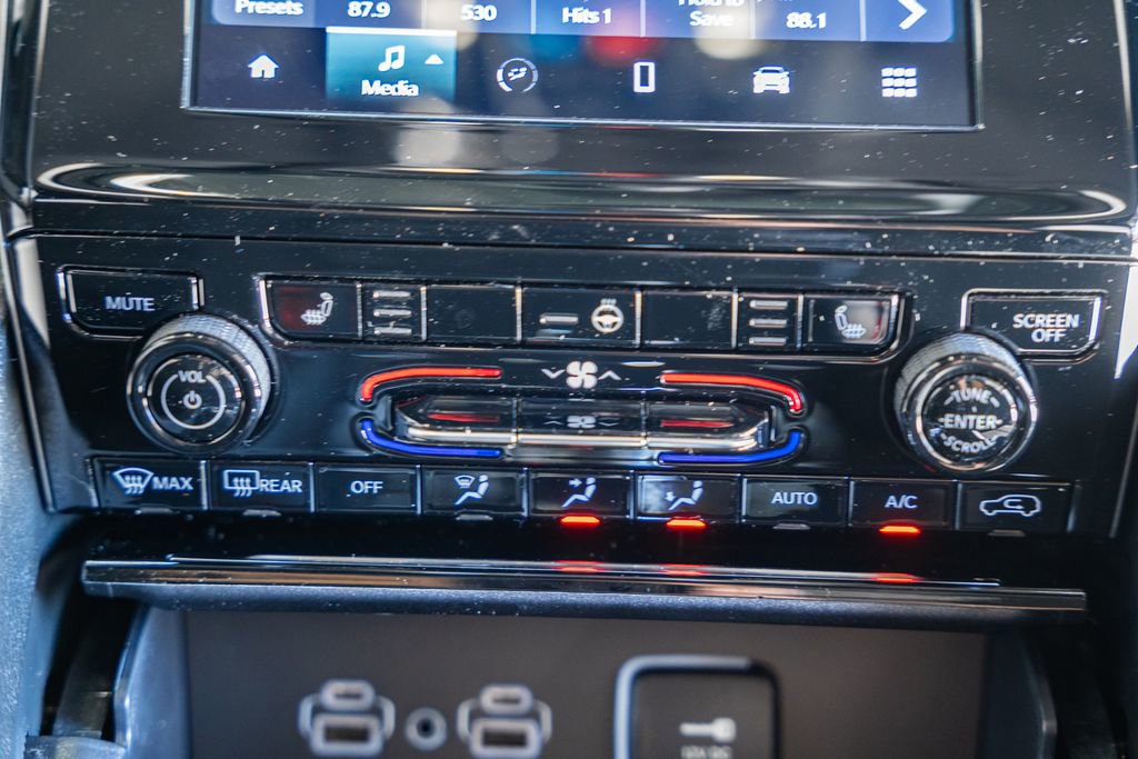 New 2025 Jeep Grand Cherokee Laredo X w/ Luxury Tech Group I image 24