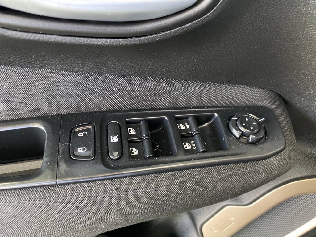 Used 2017 Jeep Renegade Latitude FWD image 11