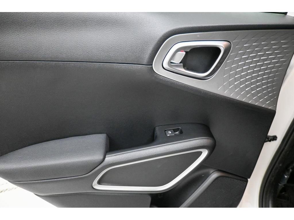 Used 2025 Kia Soul LX image 20