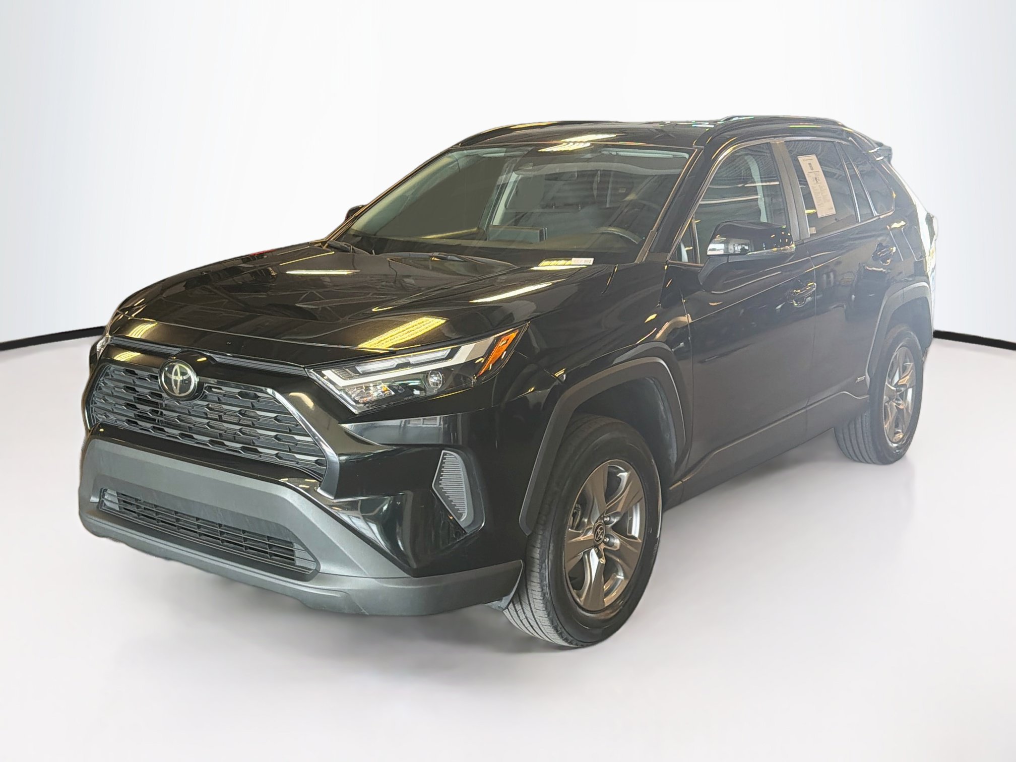 Used 2025 Toyota RAV4 XLE AWD/4WD image 3