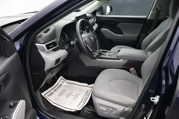 Used 2022 Toyota Highlander L AWD/4WD image 11