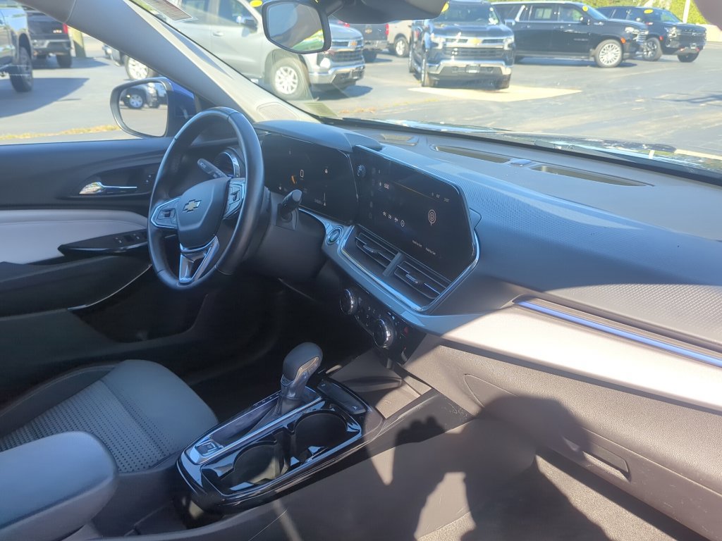 Certified 2024 Chevrolet Trax LT w/ Sunroof Package FWD image 11